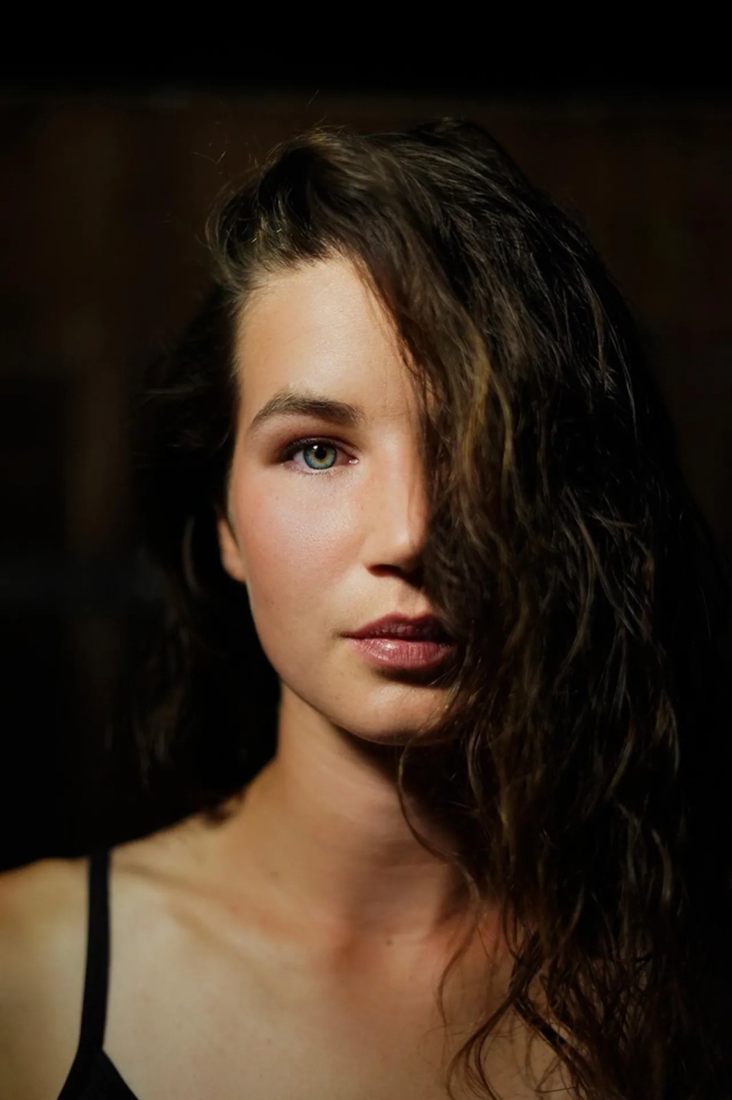 new-portrait-dunkel.webp